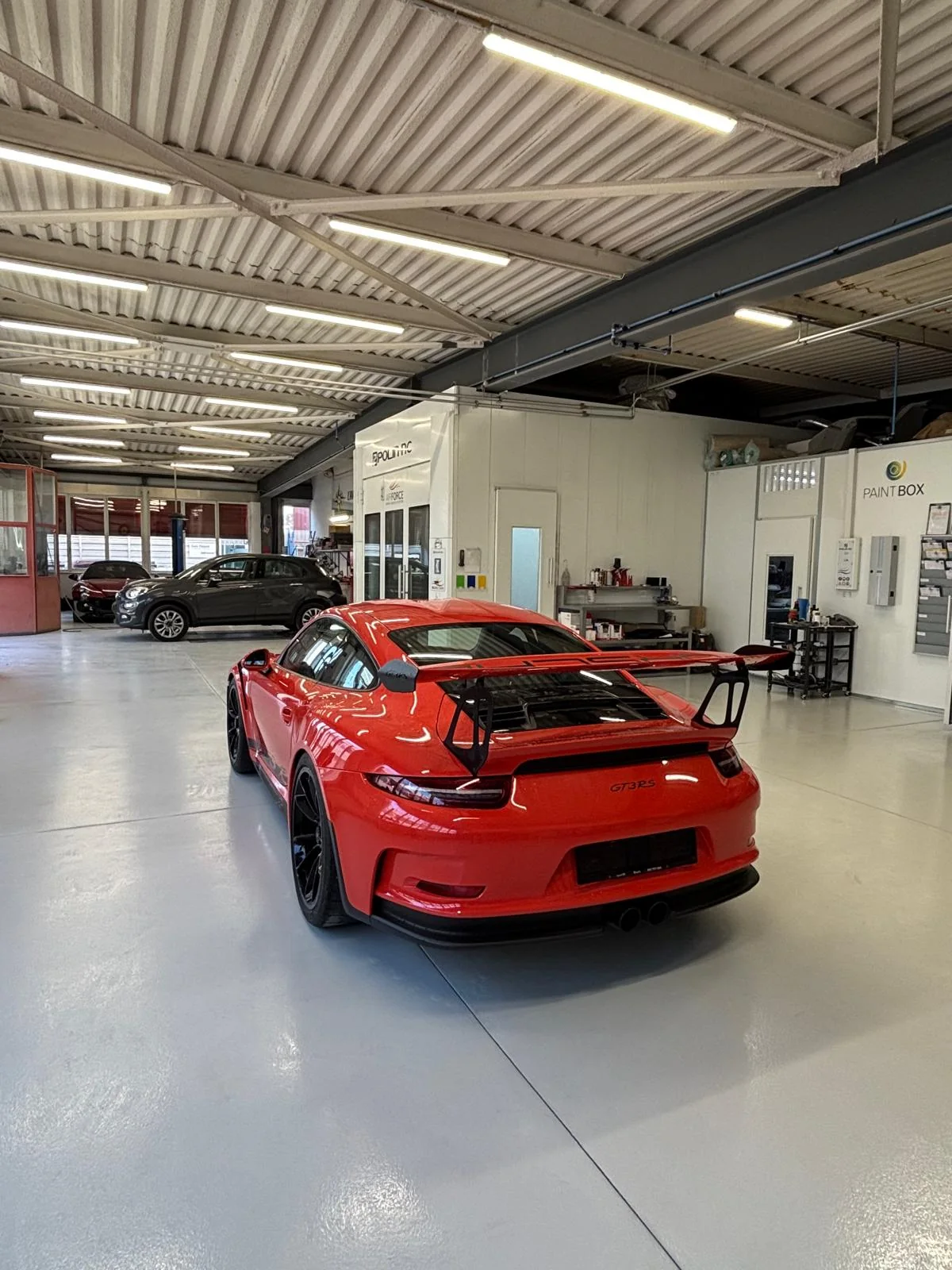 Porsche rouge dans l’atelier de carrosserie