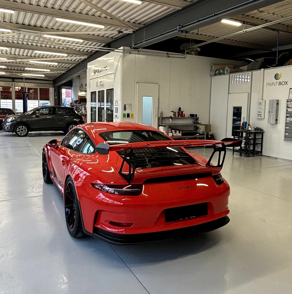 Porsche rouge dans l’atelier LA BELLA AUTOMOBILES